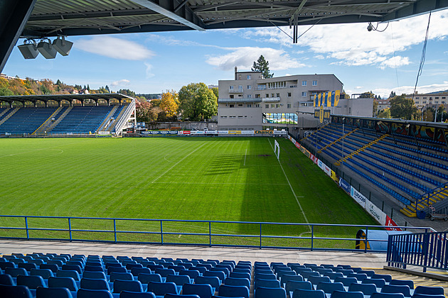 Delší tribuna pro fanoušky fotbalu? Obyvatelé sousedního domu nesouhlasí