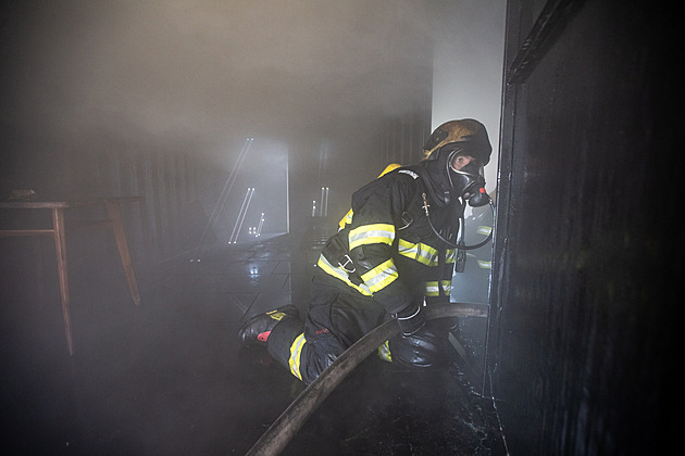 Muž vypadl z hořícího bytu v šestém patře, našli ho pod okny mrtvého