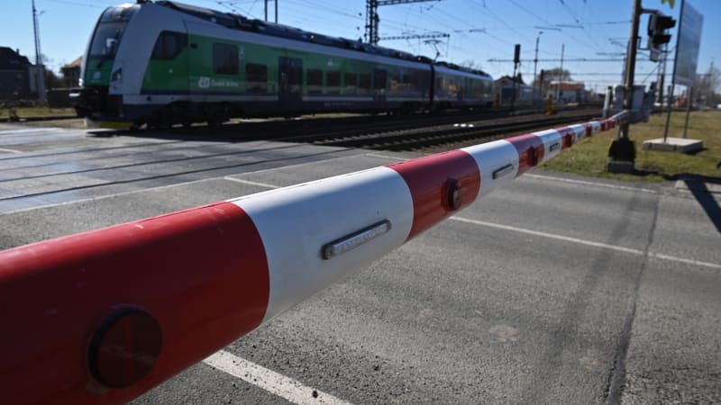 Srážka vlaku s autem na Plzeňsku: Řidič na místě zemřel, doprava na Mnichov stojí
