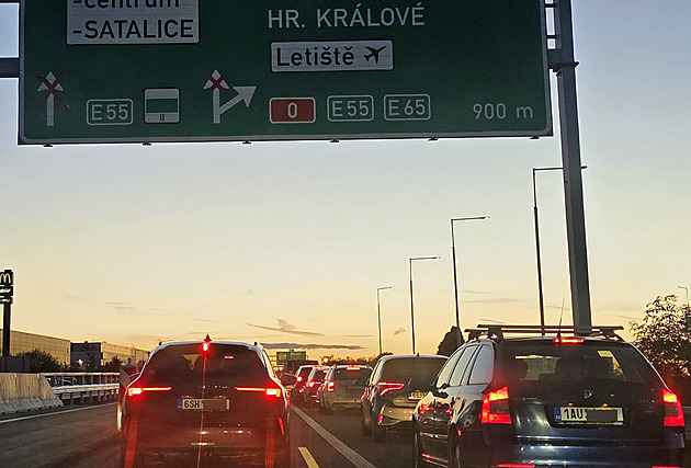 Opravy D10 u Prahy a části Pražského okruhu pokročily, řidiči trčí v kolonách