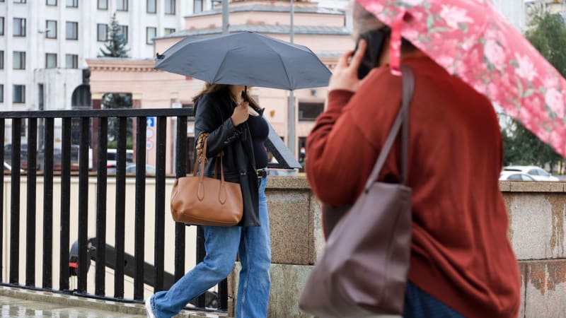 Silný vítr, mraky a déšť: Česko čeká psí počasí. Podívejte se, kde může o víkendu sněžit