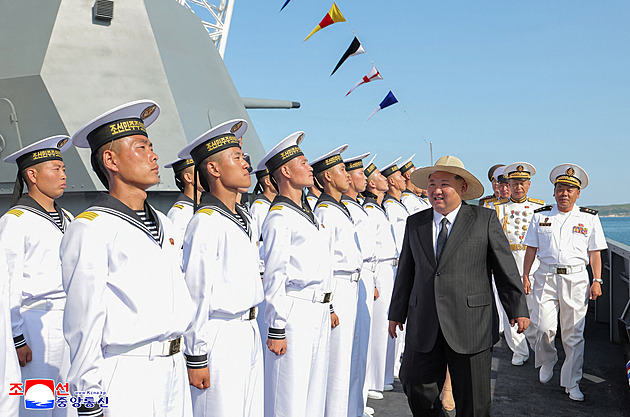 Podvyživení námořníci KLDR se na Kimově recepci přejedli tučného, skolil je průjem