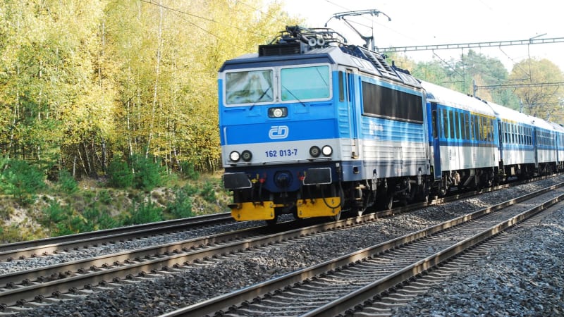 V Praze vlak zabil padesátiletého muže. Provoz na Ústí stál přes dvě hodiny