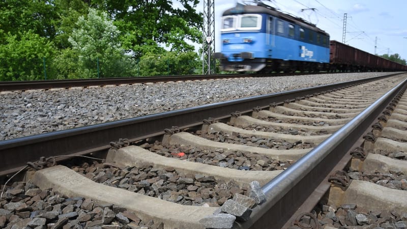 U Pardubic srazil rychlík člověka, zřejmě spáchal sebevraždu. Vlaky stály přes hodinu