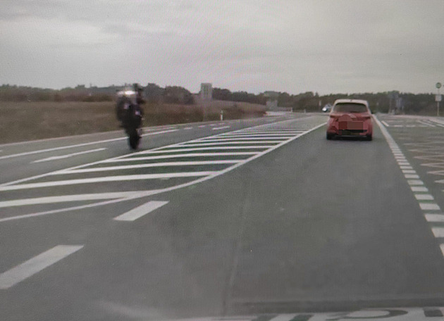 Jízda po zadním kole a rychlost 175 km/h, motorkář přišel o řidičák