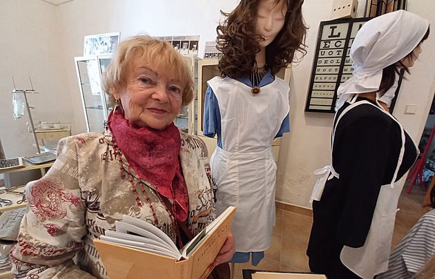 Odložím hrnce a jdu, vypráví vitální důchodkyně, která provádí muzeem v nemocnici