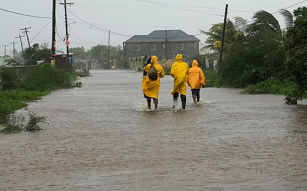 Létají střechy, padají stromy. Děsivý hurikán Melissa stále devastuje Jamajku