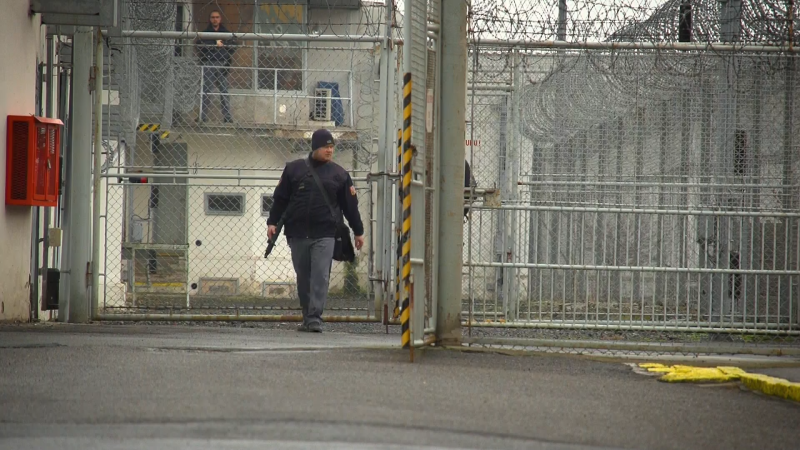 Smrt muže v cele na Borech byla vražda, spoluvězně obvinila policie. Motiv je nejasný