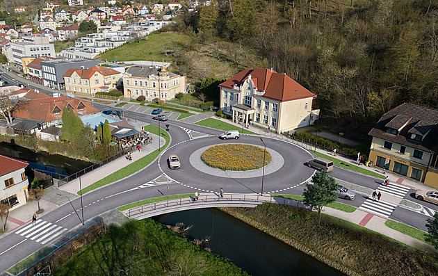 Na průjezdu Luhačovicemi vznikne kruhový objezd. Zlepší plynulost provozu