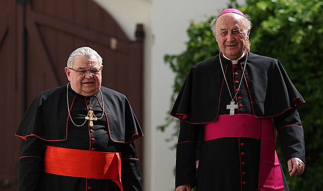 Mši povede Graubner, promluví i režisér Strach. Jak bude vypadat Dukův pohřeb
