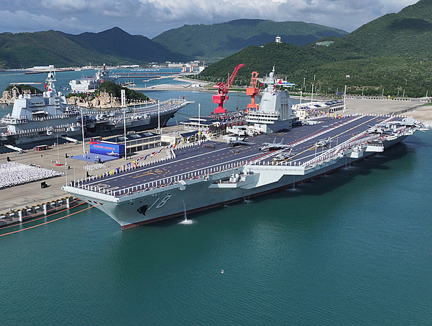 Čína se chlubí novou letadlovou lodí. Sám Si testoval elektromagnetické katapulty