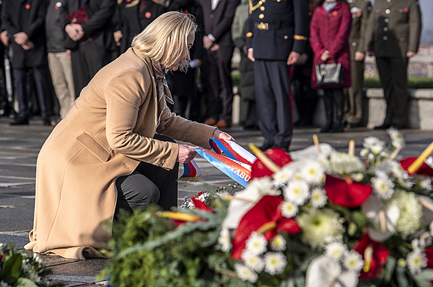 Nepoučili jsme se z dějin, stále umírají nevinní lidé, řekla Černochová vojákům