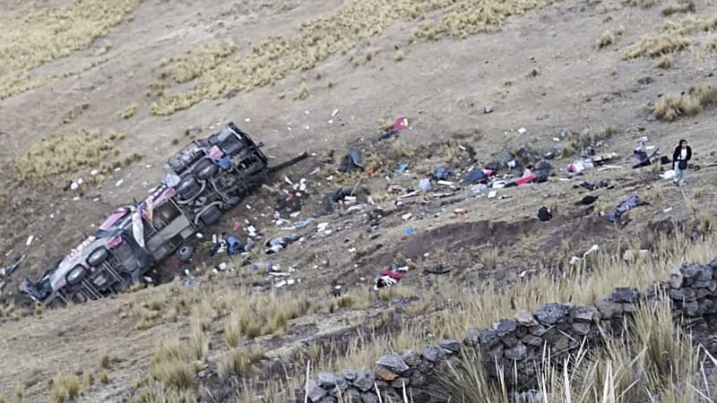 Fatální nehoda v Peru: Autobus se srazil s kamionem a zřítil ze srázu, zemřelo nejméně 37 lidí