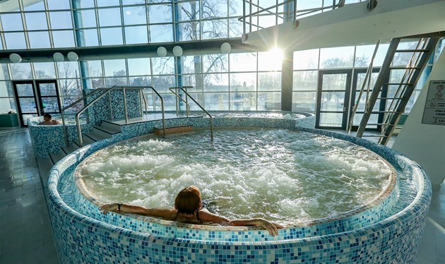 Mezi nohama zachytila cizí ruku. Za osahávání ve vířivce dostal muž podmínku