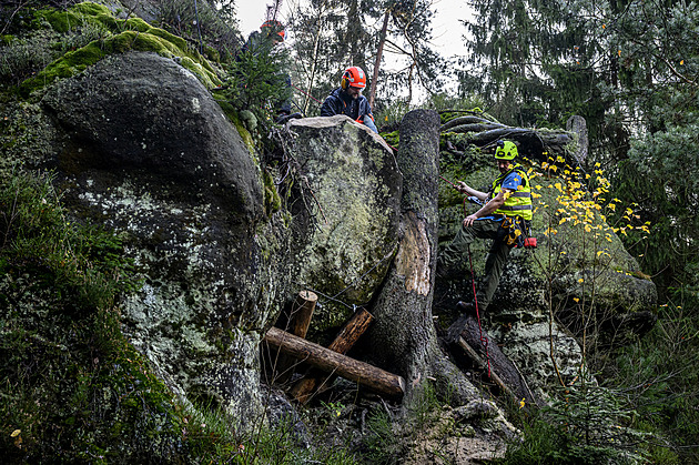 V Českém Švýcarsku visí nad cestou čtyřtunový balvan, rozebírají ho kladivy