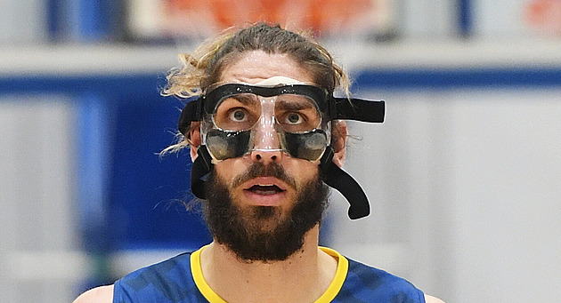 Pecháček si nos nechal rovnat bez narkózy: Chytil jsem se židle a...