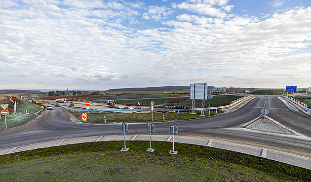 Dálnici D35 u Hořic otevřou v prosinci, zatím bez poplatku. Na D11 ji napojí za rok