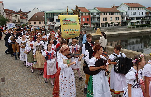 Folklorní soubor Písečan oslavil 50 let. Udržuje kroje a tradice z Prácheňska