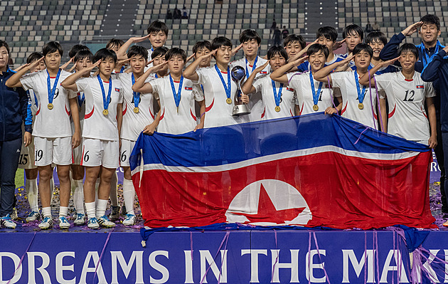Kim Čong-un se dme pýchou. Fotbalistky KLDR mají další zlato z MS. Jaký je recept?