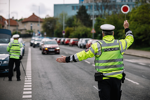 Přišli o „papíry“, ale zpět je nechtějí. České silnice jsou plné řidičů bez řidičáků