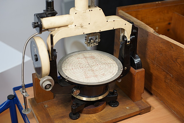 Pilotovací teodolit dokázal určit rychlost a směr větru v různých výškách