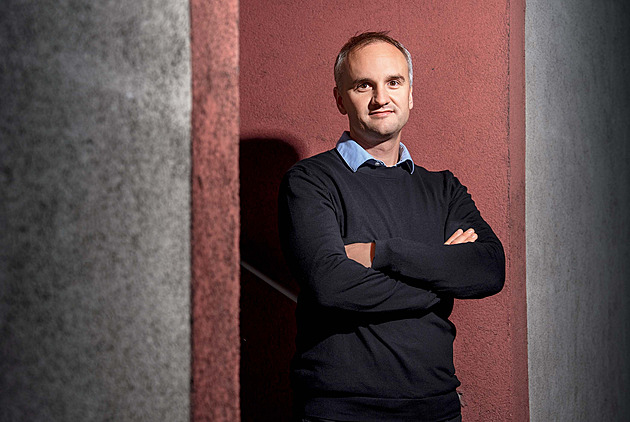 Není udržitelné, aby si lidé do paneláků živelně pořizovali klimatizace, míní expert