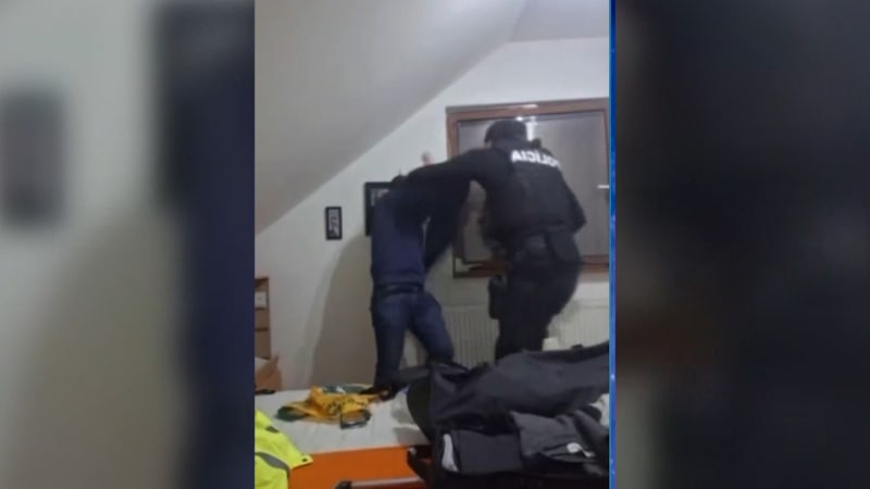 Policisté napadli na slovenské ubytovně českého občana. Ten zrovna živě vysílal na síti