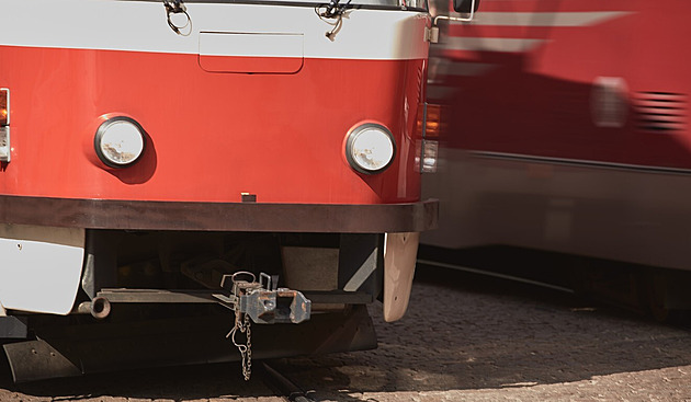 Poškozená trolej zastavila v Praze tramvaje na lince 13