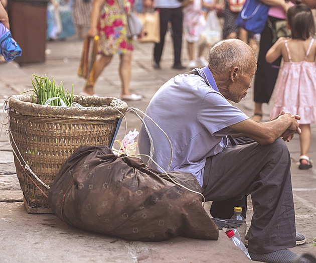 Jsi mrtvý? Čínská aplikace s bizarním názvem hlídající osamělé bere sítě útokem