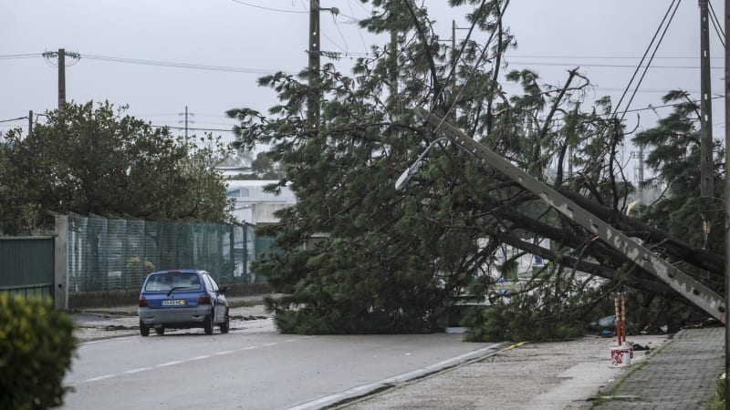 Bouře Kristin bere životy, varuje ministerstvo Čechy. Platí kalamitní stav