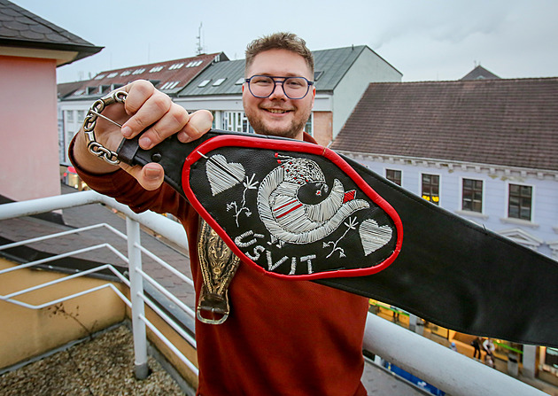 Kde beru brka na vyšívání? Ve Valdštejnské zahradě lovím pávy, vtipkuje řemeslník