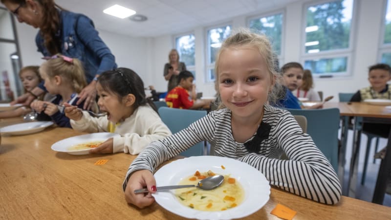 Bouře kvůli školním jídelnám: Rodiče reformu podporují. Babiš zmínil odklad, schází ale shoda