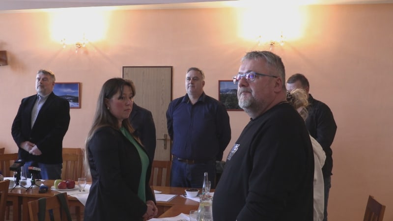 Za rozstřílenými dveřmi. Chřibští zastupitelé jednali poprvé od tragédie, navrhnou vyznamenání