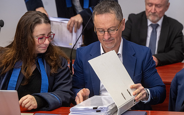 Místo korupce procesní chyba? Soud skupiny kolem exprimátora Charváta překvapil