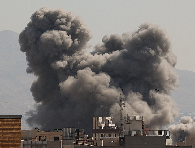 ONLINE: Stovky izraelských letadel udeřily v Libanonu a Íránu, ten útoky vrací