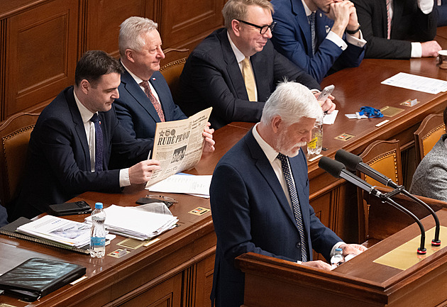 Opět Rudé právo. Macinka v Senátu dostal další výtisk, aby měl na Babiše a Klempíře