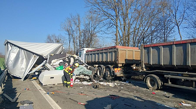 Do odstaveného náklaďáku na D35 narazila dodávka, další nehoda blokovala D1