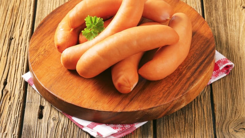 Velký řetězec prodával v Česku falšované párky. Obsahovaly nepřiznanou složku