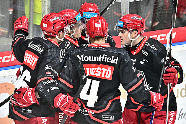 Moses hattrickem vystřílel čtvrtfinále pro Hradec. Sparta i Třinec prohrály