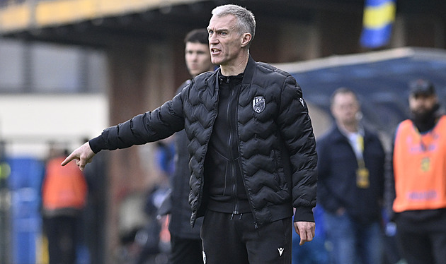 Hyskému se ulevilo. Chválil brankáře, kritizoval hřiště: Celé je katastrofální