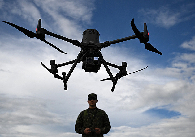 Při dronovém útoku na spojeneckou základnu v Iráku zemřel francouzský voják