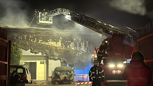 Černý dým nad Příbramskem. V Občově hoří autodílna