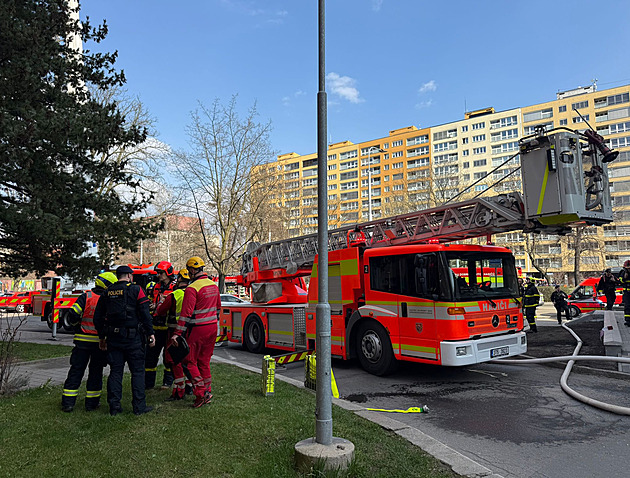 V Ostravě hořela střecha panelového domu, tři lidé se nadýchali zplodin