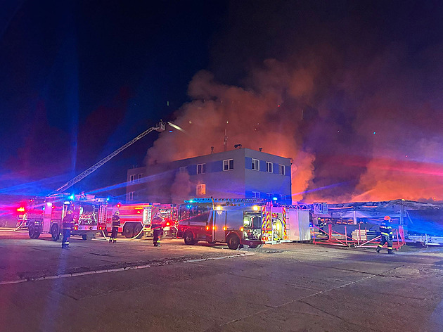 Vláda nejspíš jedná i o požáru ve firmě, která vyrábí i drony pro Ukrajinu