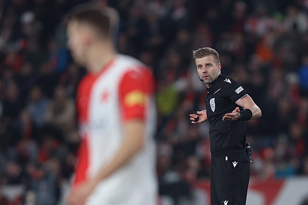 V Edenu vyloučil Holeše, červenou dal také Ronaldovi. Kdo odřídí baráž Česko-Irsko?