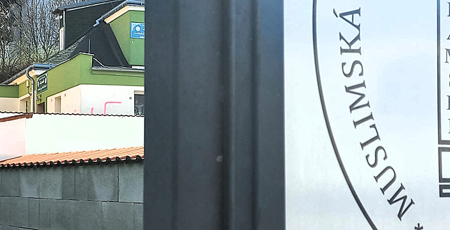 Hákové kříže a slepice bez hlavy. V Teplicích zaútočili na modlitebnu muslimů