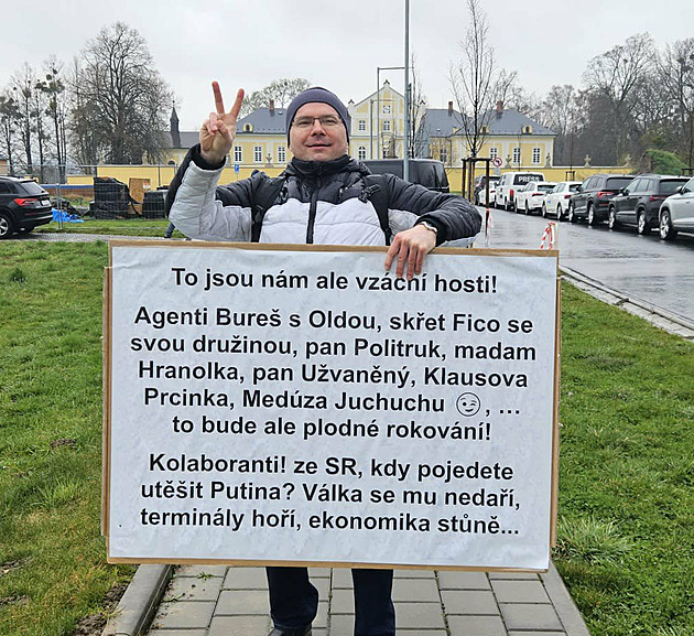 „Fico je ztělesnění zla.“ Českou a slovenskou vládu přivítal osamělý demonstrant