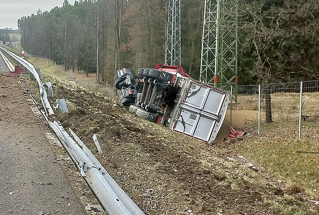 Kamion s řepkou na D3 prorazil svodidla a převrátil se na bok, řidiči musí zpomalit