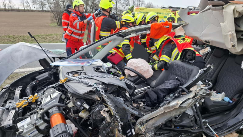 Autobus rozdrtil na Olomoucku osobní vůz: Pro ženu v kritickém stavu letěl vrtulník