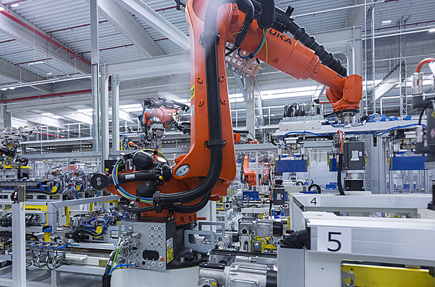 Výroba baterií pro škodovky je koncert robotů, na něco jsou však třeba ruce